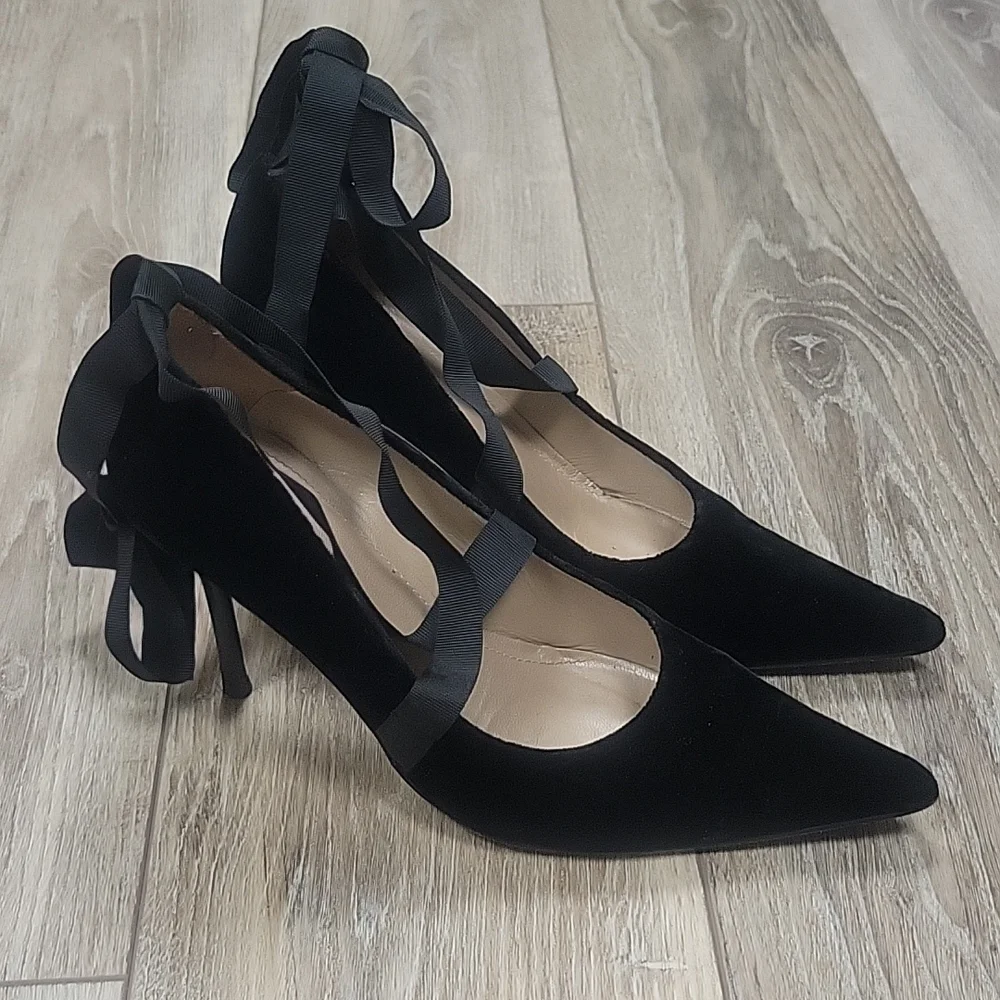 Banana Republic Black Velvet Ribbon Strap Pointed Toe Heels Size 10